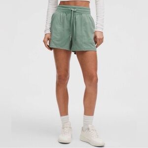 LULULEMON Dance Studio High Rise
Short 3.5" Grey Eucalyptus Size 2